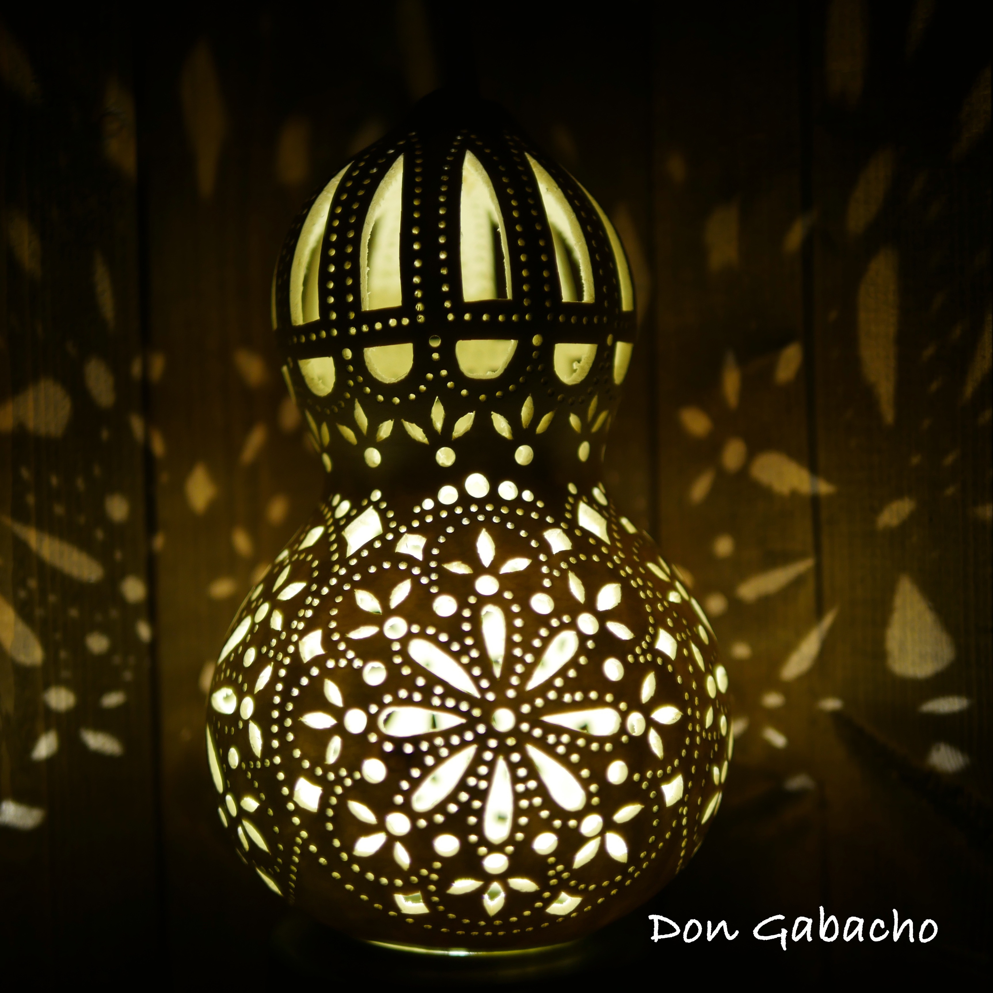 天然のひょうたんランプにLEDの台付きます 天然のひょうたんランプにLEDの台付きます