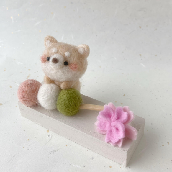 柴犬ちゃんの春*･゜ﾟ･*　桜　三色団子　コンパクト　飾り　置物　雑貨　羊毛フェルト　卓上　プレゼント　犬　ペット　 3枚目の画像