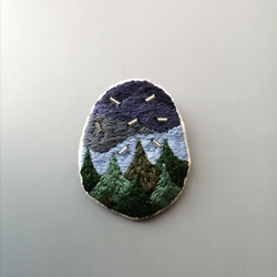 『夜の森』刺繍ブローチ(ブルー×グリーン) 1枚目の画像