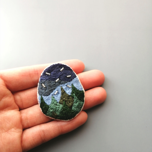 『夜の森』刺繍ブローチ(ブルー×グリーン) 2枚目の画像
