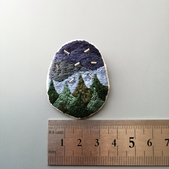 『夜の森』刺繍ブローチ(ブルー×グリーン) 5枚目の画像