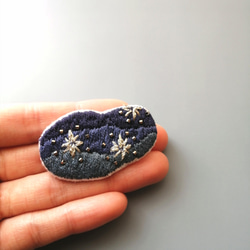夜空の刺繍ブローチ (ブルーグラデーション×シルバー) 2枚目の画像