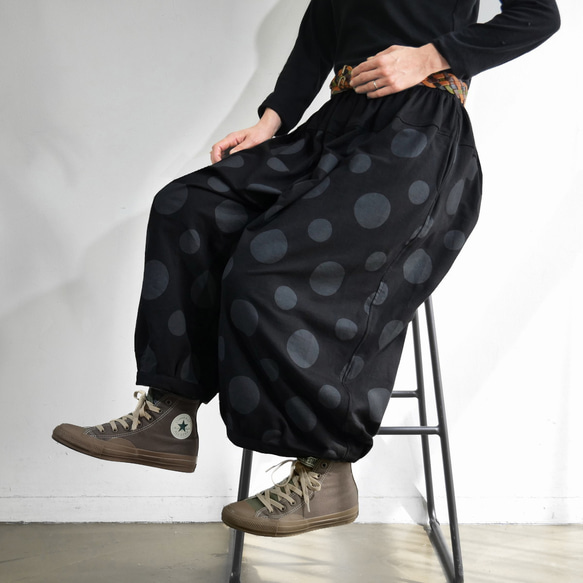 【複刻版】1/9 復刻 x 2 * 圓潤輪廓 * 成人款自然波點圖案 * 燈籠褲 * 黑色 第1張的照片