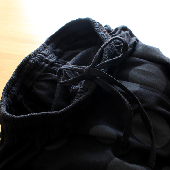 【複刻版】1/9 復刻 x 2 * 圓潤輪廓 * 成人款自然波點圖案 * 燈籠褲 * 黑色 第5張的照片