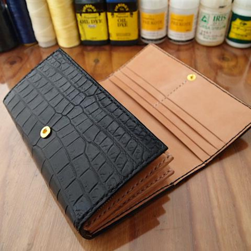 オーダー】【大容量】一枚革のクロコダイル本革とサドルを使ったボタン