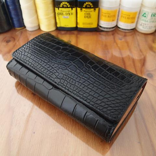 オーダー】【大容量】一枚革のクロコダイル本革とサドルを使ったボタン