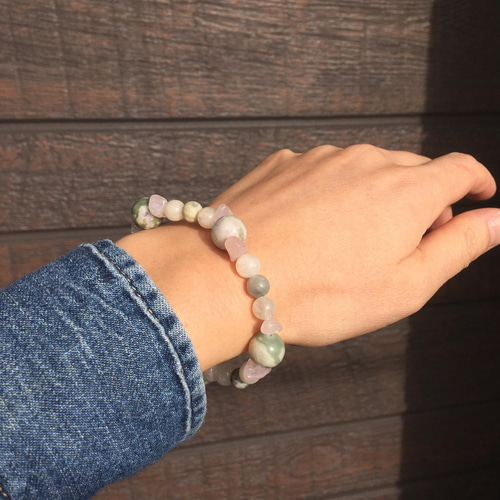 前向きさと癒し 桜餅カラーのラピスネバダ天然石ブレスレット くすみ