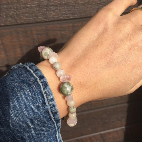 前向きさと癒し 桜餅カラーのラピスネバダ天然石ブレスレット くすみ