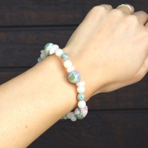 前向きさと癒し 桜餅カラーのラピスネバダ天然石ブレスレット くすみ