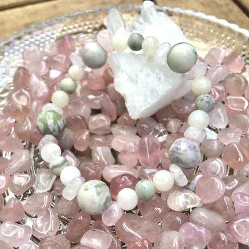 前向きさと癒し 桜餅カラーのラピスネバダ天然石ブレスレット くすみ