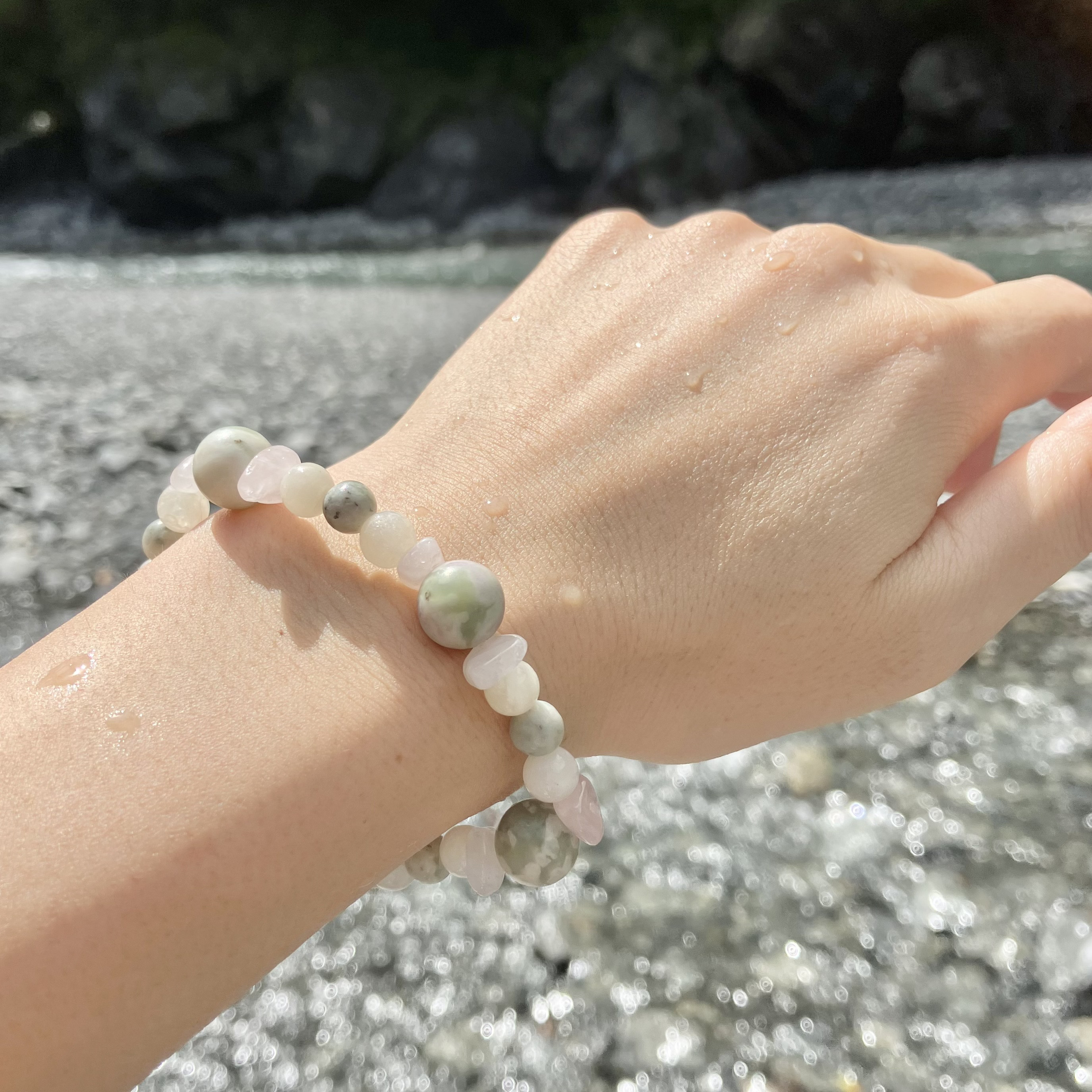 桜餅カラーのラピスネバダ天然石ブレスレット　くすみカラー　くすみグリーン　さくら　春　夏　桜　ローズクォーツ　ピンク　黄