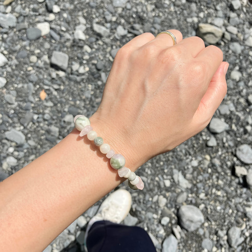 前向きさと癒し 桜餅カラーのラピスネバダ天然石ブレスレット くすみ