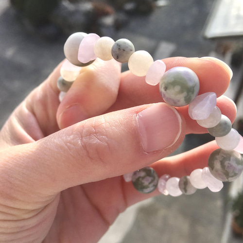 前向きさと癒し 桜餅カラーのラピスネバダ天然石ブレスレット くすみ