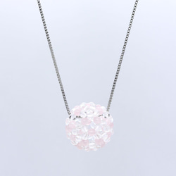 胸元に咲く桜色のローズクォーツと水晶のフラーレンペンダント 2枚目の画像
