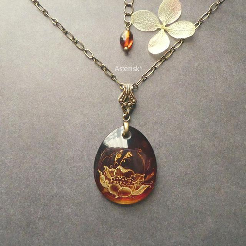 天然琥珀＞ブルーアンバー 蓮の花 インタリオ Amber Intaglio