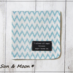 大人のガーゼハンカチ☆クレヨン風ギザギザボーダー・サックスブルー（24㎝×24㎝） 1枚目の画像