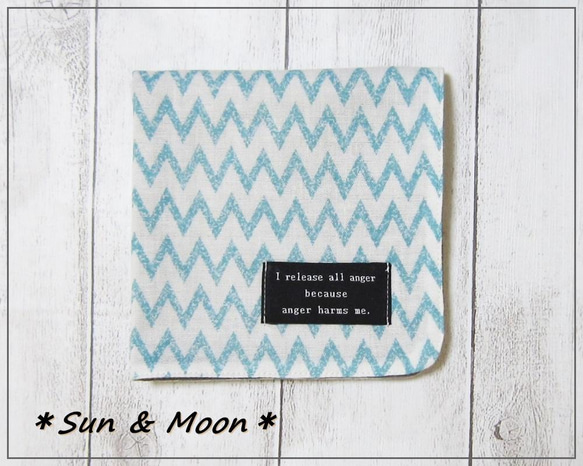 大人のガーゼハンカチ☆クレヨン風ギザギザボーダー・サックスブルー（24㎝×24㎝） 1枚目の画像