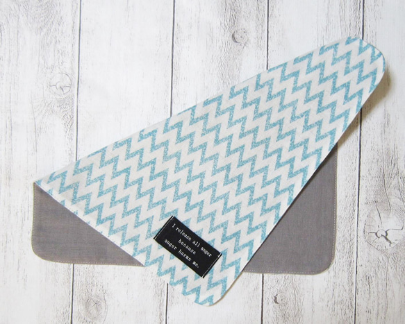 大人のガーゼハンカチ☆クレヨン風ギザギザボーダー・サックスブルー（24㎝×24㎝） 3枚目の画像