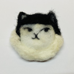 ウールフェルト猫手作りピン/ブローチ〜姉妹頭猫 2枚目の画像