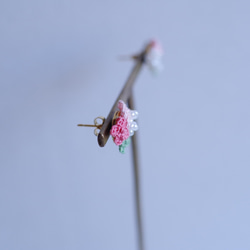 【April 16】小さなお花たちとパールビーズのピアス〈桜餅〉 7枚目の画像