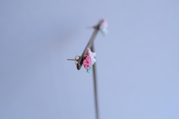 【April 16】小さなお花たちとパールビーズのピアス〈桜餅〉 7枚目の画像