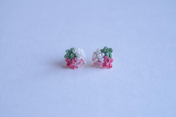 【April 16】小さなお花たちとパールビーズのピアス〈桜餅〉 1枚目の画像