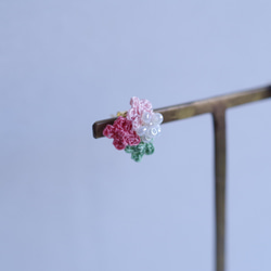 【April 16】小さなお花たちとパールビーズのピアス〈桜餅〉 5枚目の画像
