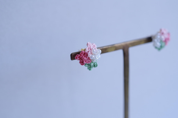 【April 16】小さなお花たちとパールビーズのピアス〈桜餅〉 5枚目の画像