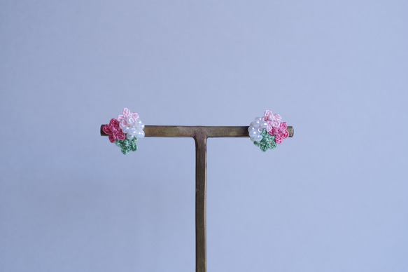 【April 16】小さなお花たちとパールビーズのピアス〈桜餅〉 4枚目の画像