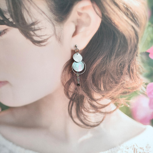 再再…販☆春夏☆大人カラー華やかシェルピアス／イヤリング☆痒くなり  