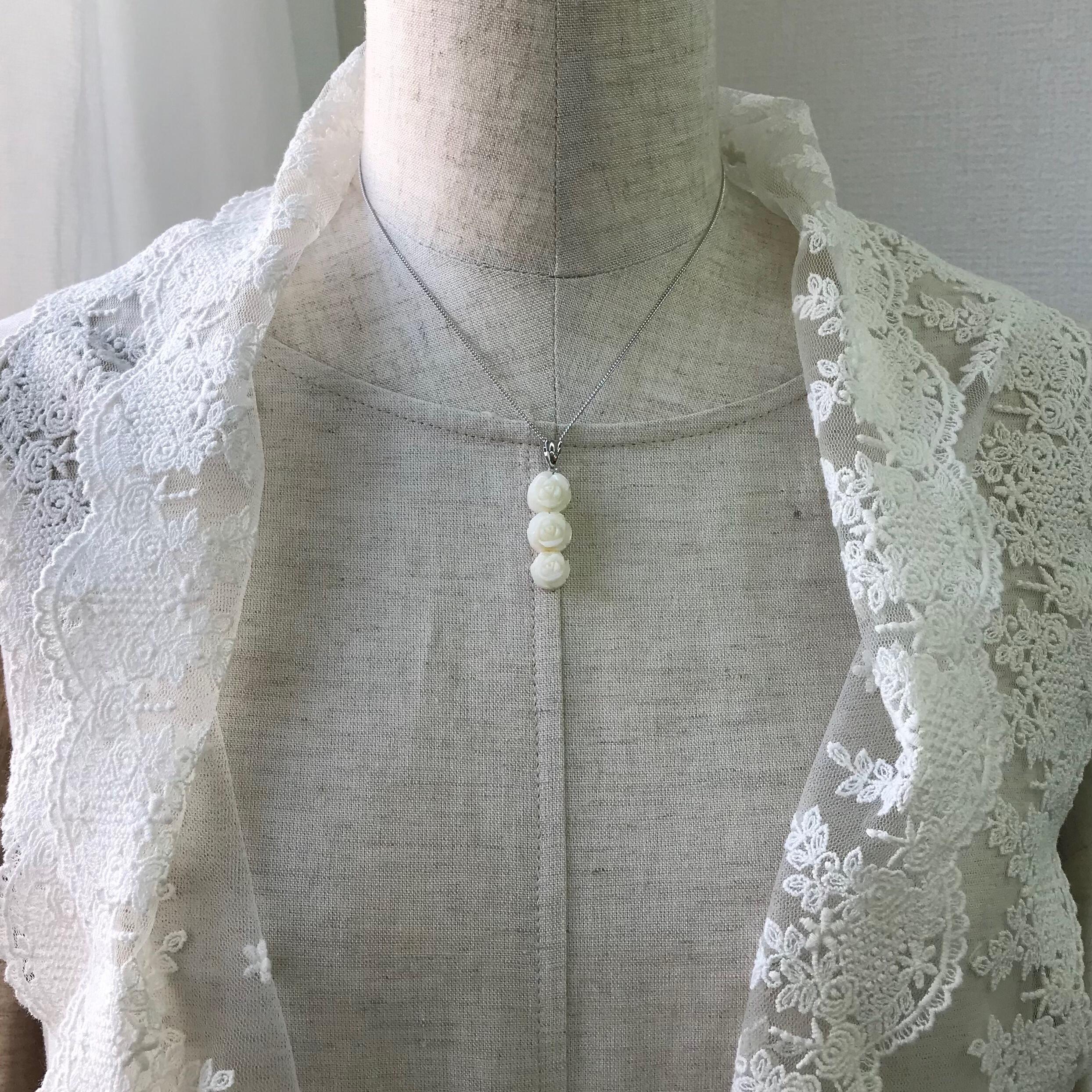 清楚な、白い薔薇のペンダント・珊瑚彫刻・トップK14WG R40305