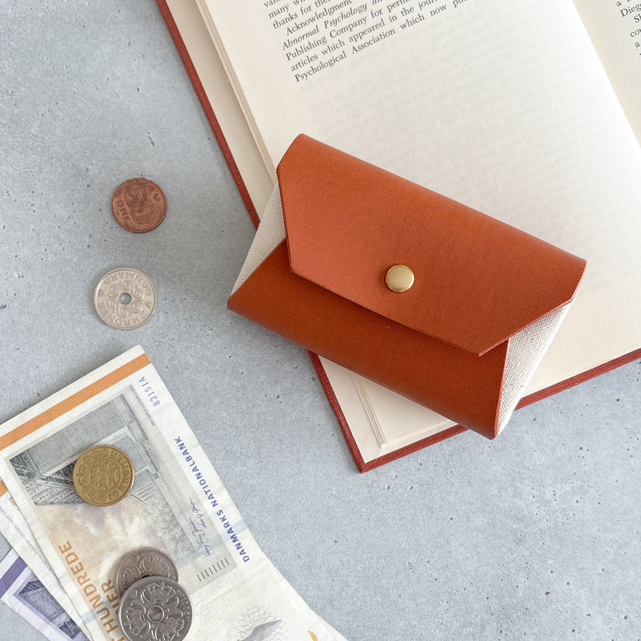お札が折れない″帆布を革で包んだ　小さい財布″  イタリアンレザー　コニャック　手のひらサイズ