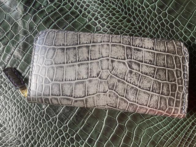 クロコダイル型押しのラウンドウォレット
