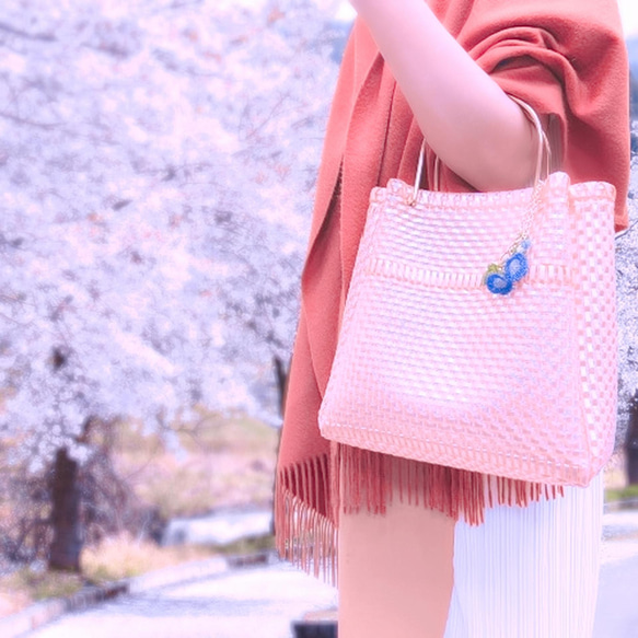 編まれたハンドバッグ 編まれたバッグ〜エレガンスは色あせない美しさで、エレガントでロマンチックなロマンチックなピンクのバッグで 6枚目の画像