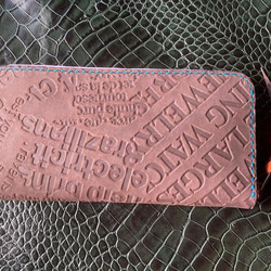 ヌメ革　英文字の型押し　ラウンドファスナー長財布 2枚目の画像