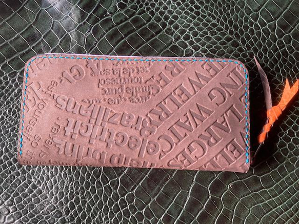 ヌメ革　英文字の型押し　ラウンドファスナー長財布 2枚目の画像