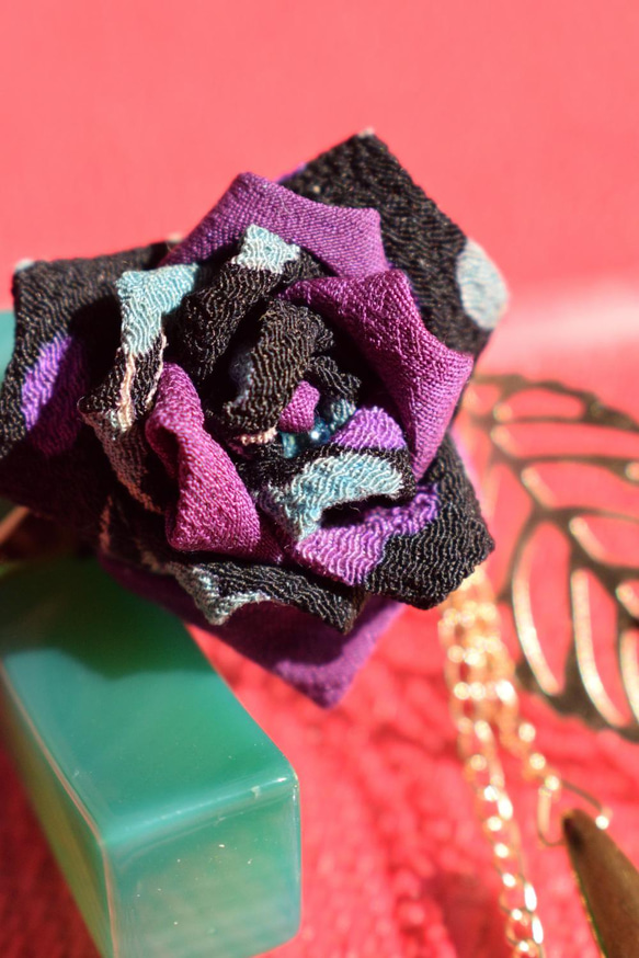 簪　コロンとした薔薇　黒&紫系・スカシリーフの揺れるモチーフ 2枚目の画像