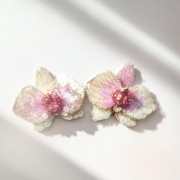 春花桜色コフレ　桜のブローチと胡蝶蘭ピアス/イヤリング　のセット　オートクチュール刺繍 4枚目の画像