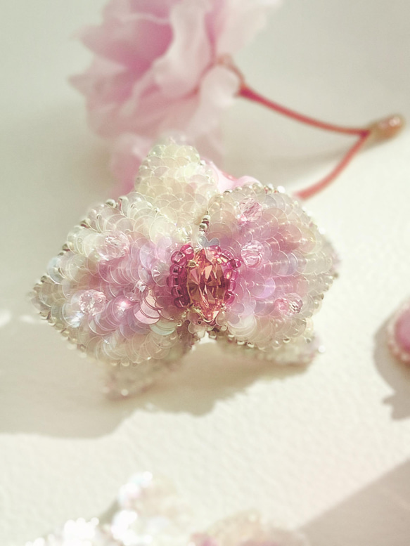 春花桜色コフレ　桜のブローチと胡蝶蘭ピアス/イヤリング　のセット　オートクチュール刺繍 14枚目の画像