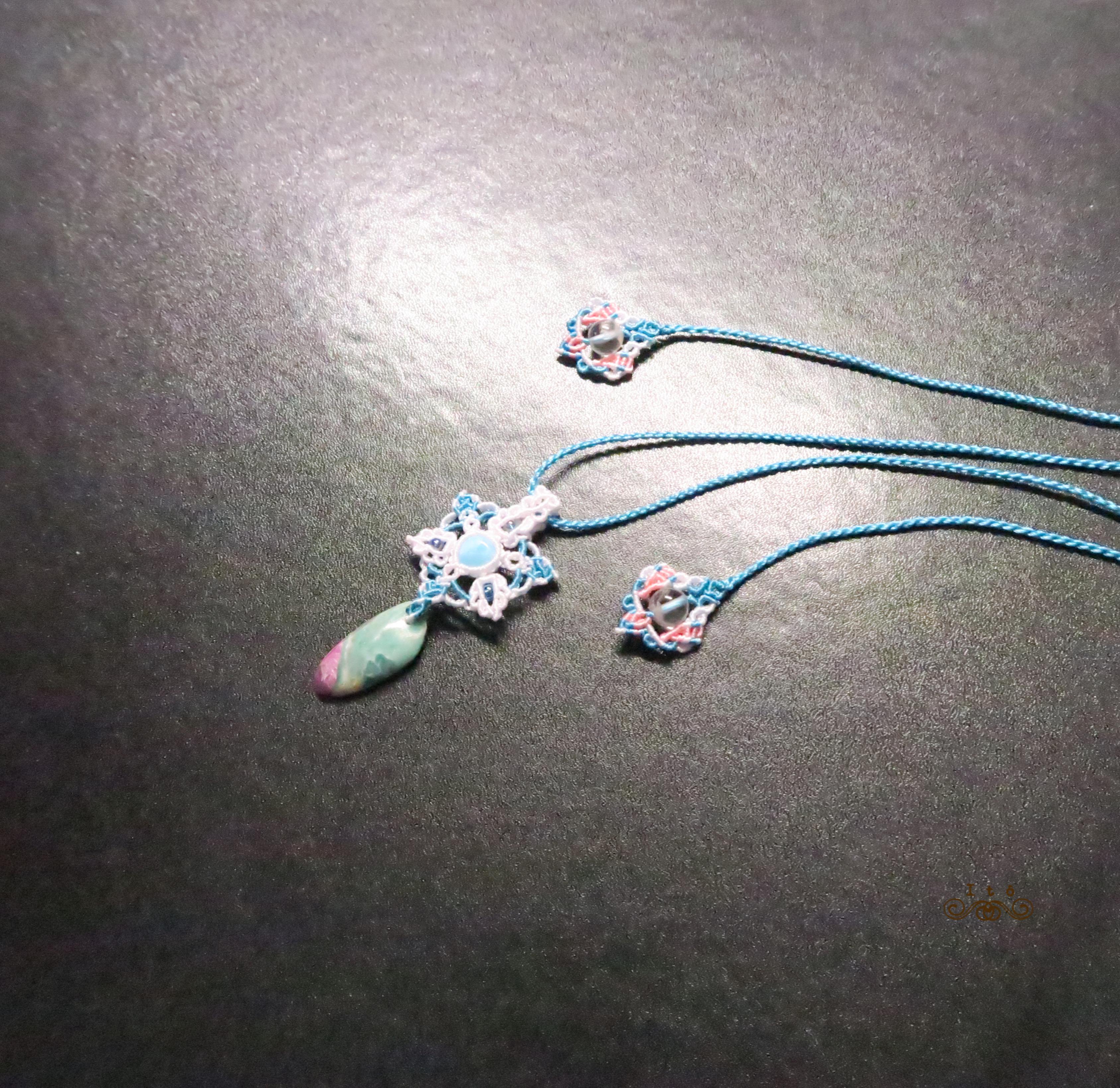 ルビーインフックサイトとラリマーのマクラメネックレス