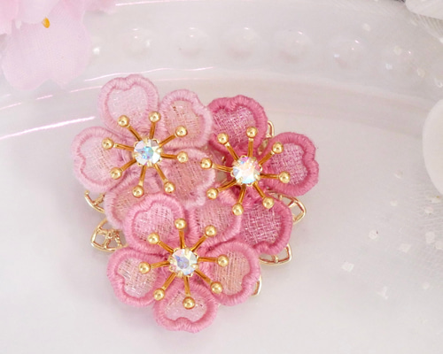 桜[河津桜]ブローチ (受注制作/オーガンジー刺繍/ラッピング対応