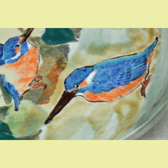 カワセミの絵皿　かわせみ二羽　大きめのお皿　陶器のカラフルな絵付　野鳥　中皿 6枚目の画像