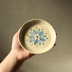 陶器の花小皿【ニゲラ】水色04(中) 5枚目の画像