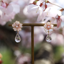 四月◆誕生石◆誕生花◆水晶石英櫻花14kgf耳環/樹脂彈簧耳環 第1張的照片