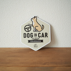 【チワワ F】DOG IN CAR マグネットステッカー 1枚目の画像