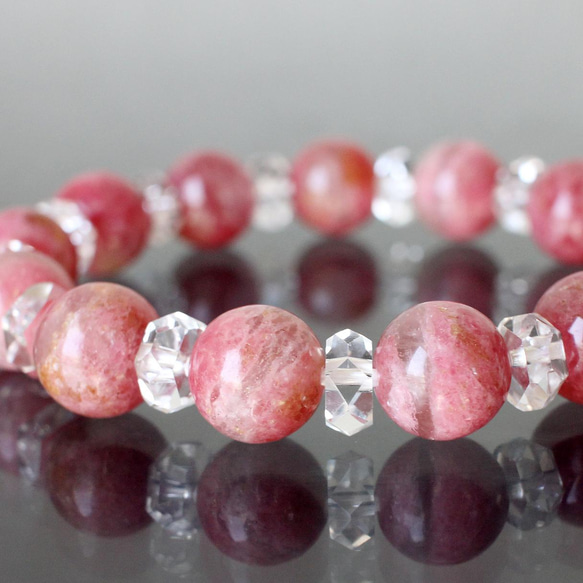 レア@ロードナイトシリカとボタンカット水晶をぐるっと配置した桜色・春色の 天然石 ブレスレット 4枚目の画像