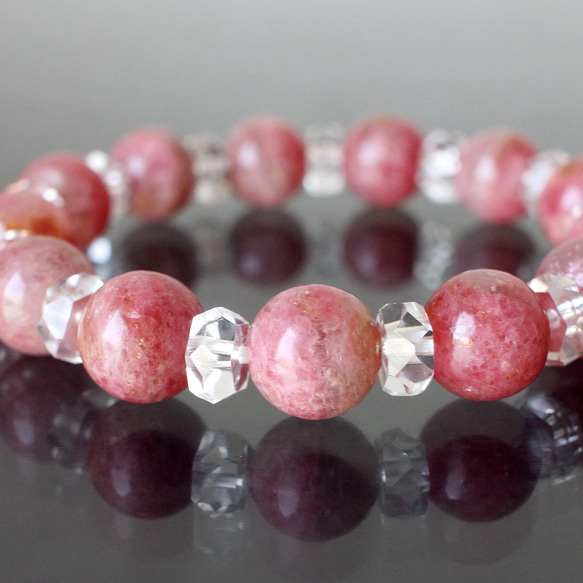 レア@ロードナイトシリカとボタンカット水晶をぐるっと配置した桜色・春色の 天然石 ブレスレット 3枚目の画像