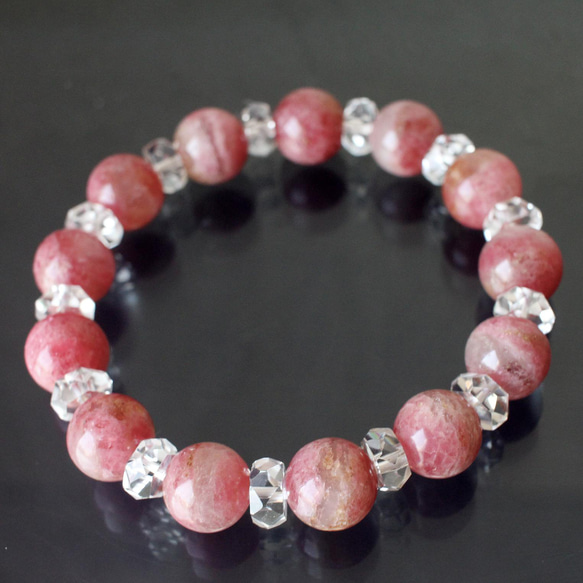 レア@ロードナイトシリカとボタンカット水晶をぐるっと配置した桜色・春色の 天然石 ブレスレット 5枚目の画像