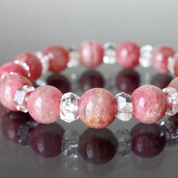 レア@ロードナイトシリカとボタンカット水晶をぐるっと配置した桜色・春色の 天然石 ブレスレット 7枚目の画像