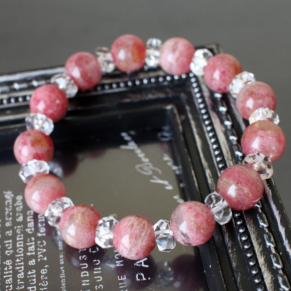 レア@ロードナイトシリカとボタンカット水晶をぐるっと配置した桜色・春色の 天然石 ブレスレット 9枚目の画像